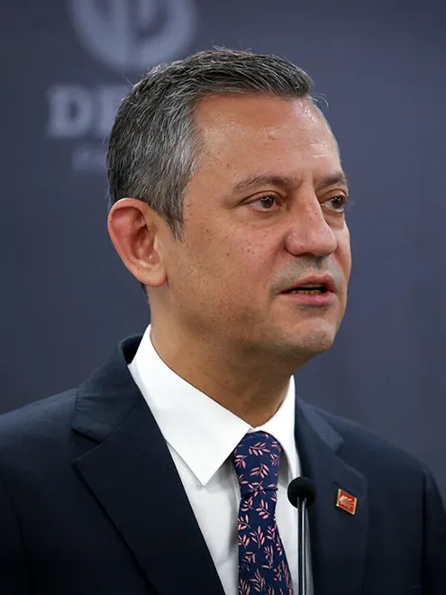 Özgür Özel - Eczacılık Mezunu